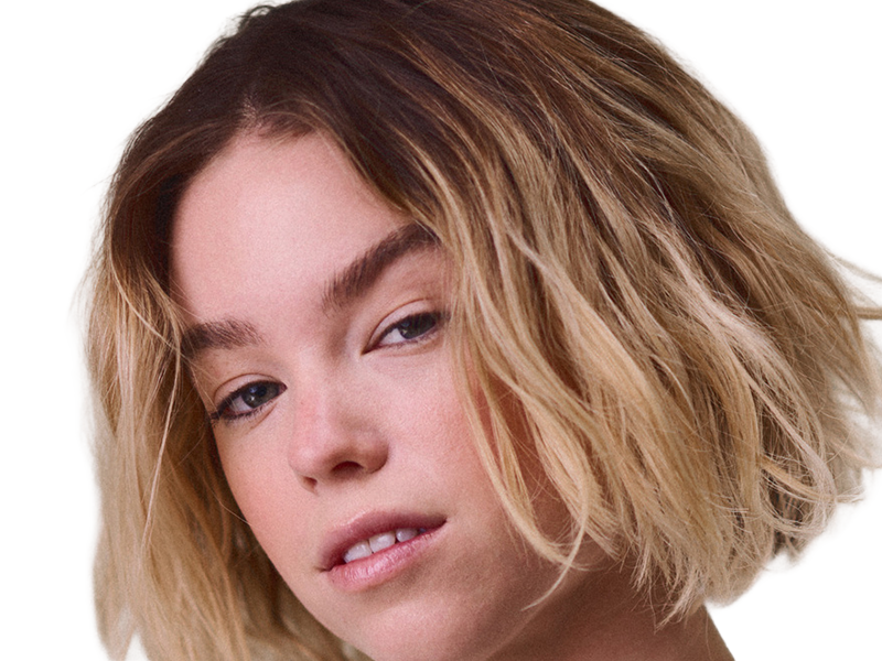 milly amelia may alcock actrice productrice australienne femme vingtaine vingtenaire cheveuxblonds yeuxbleus annees 2020s