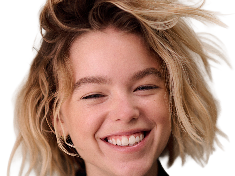 milly amelia may alcock actrice productrice australienne femme vingtaine vingtenaire cheveuxblonds yeuxbleus annees 2020s