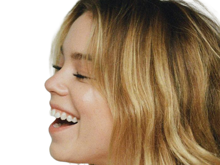 milly amelia may alcock actrice productrice australienne femme vingtaine vingtenaire cheveuxblonds yeuxbleus annees 2020s