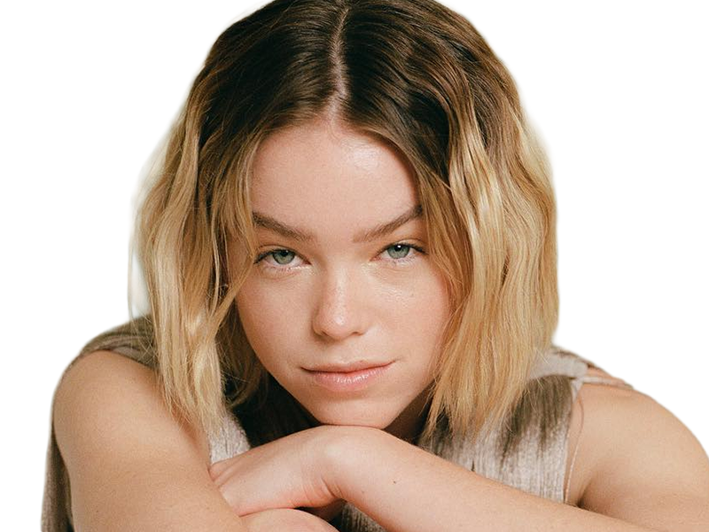 milly amelia may alcock actrice productrice australienne femme vingtaine vingtenaire cheveuxblonds yeuxbleus annees 2020s