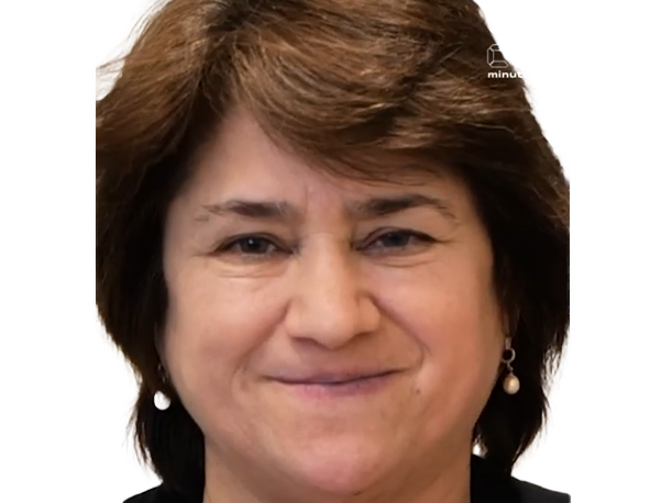 lourdes fernandes concierge gardienne immeuble portugaise femme brune cheveux court cinquantenaire cinquantaine