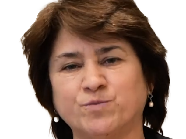 lourdes fernandes concierge gardienne immeuble portugaise femme brune cheveux court cinquantenaire cinquantaine