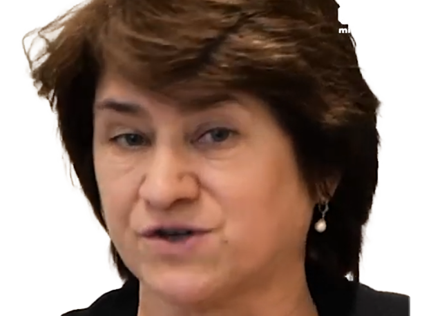 lourdes fernandes concierge gardienne immeuble portugaise femme brune cheveux court cinquantenaire cinquantaine