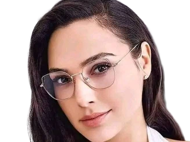 gal gadot actrice productrice mannequin miss israelienne juive femme trentaine trentenaire annees 2020s cheveuxbruns yeuxmarrons