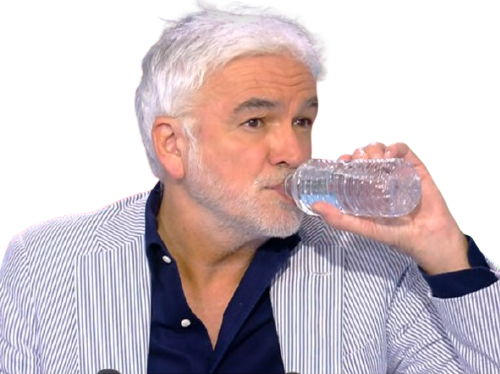 pascal praud cnews praudmu hdp heure des pros bouteille boire eau regarder ecouter