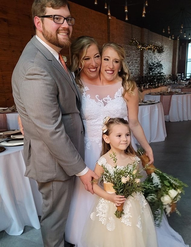 abigail brittany hensel mariage deux tetes femme meuf fille deviant pervers bizarre trio couple trouple