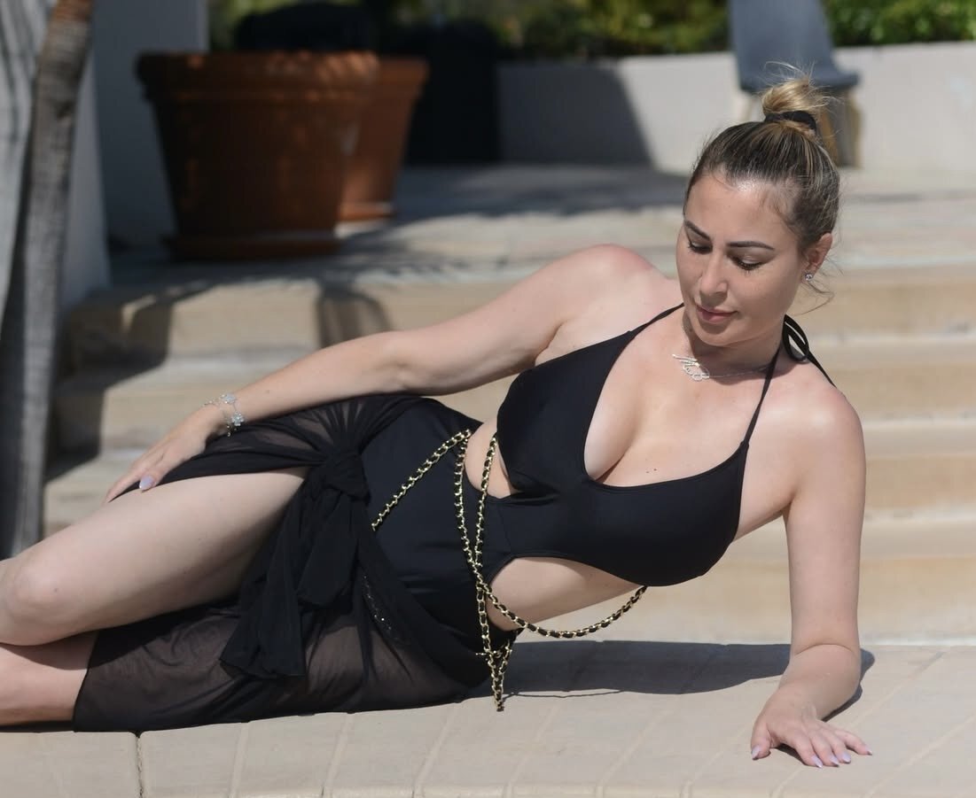 magali berdah magalie milf j pas mal les bzez robe femme 00000 nsfw