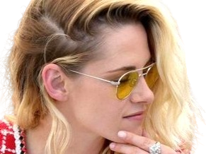 kristen stewart actrice americaine blonde yeux verts femme cannes lunettes annees 2022 2020s