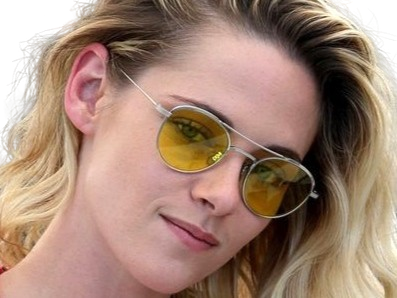 kristen stewart actrice americaine blonde yeux verts femme cannes lunettes annees 2022 2020s