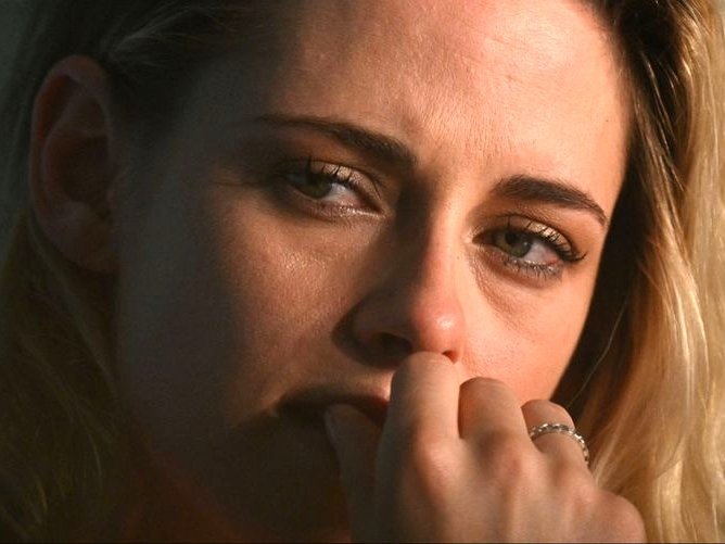 kristen stewart actrice americaine blonde yeux verts femme sans lunettes annees 2022 2020s