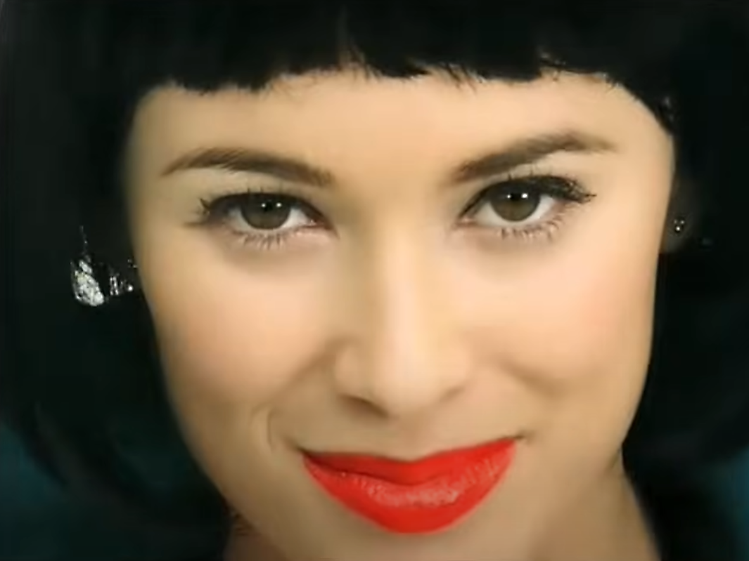 cabin crew femme brune hotesse de lair perruque maquillage sourire rouge a levres