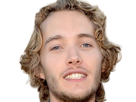 toby-finn-regbo-acteur-musicien-homme-britannique-anglais-vingtenaire-vingtaine-cheveuxblonds-yeuxbleus-cheveuxboucles-2010s