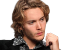 toby-finn-regbo-acteur-musicien-homme-britannique-anglais-vingtenaire-vingtaine-cheveuxblonds-yeuxbleus-cheveuxboucles-2010s