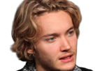 toby-finn-regbo-acteur-musicien-homme-britannique-anglais-vingtenaire-vingtaine-cheveuxblonds-yeuxbleus-cheveuxboucles-2010s