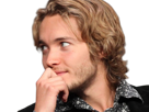 toby-finn-regbo-acteur-musicien-homme-britannique-anglais-vingtenaire-vingtaine-cheveuxblonds-yeuxbleus-cheveuxboucles-2010s