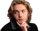 toby-finn-regbo-acteur-musicien-homme-britannique-anglais-vingtenaire-vingtaine-cheveuxblonds-yeuxbleus-cheveuxboucles-2010s