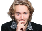 toby-finn-regbo-acteur-musicien-homme-britannique-anglais-vingtenaire-vingtaine-cheveuxblonds-yeuxbleus-cheveuxboucles-2010s