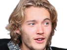 toby-finn-regbo-acteur-musicien-homme-britannique-anglais-vingtenaire-vingtaine-cheveuxblonds-yeuxbleus-cheveuxboucles-2010s