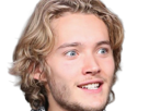 toby-finn-regbo-acteur-musicien-homme-britannique-anglais-vingtenaire-vingtaine-cheveuxblonds-yeuxbleus-cheveuxboucles-2010s
