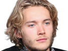 toby-finn-regbo-acteur-musicien-homme-britannique-anglais-vingtenaire-vingtaine-cheveuxblonds-yeuxbleus-cheveuxboucles-2010s