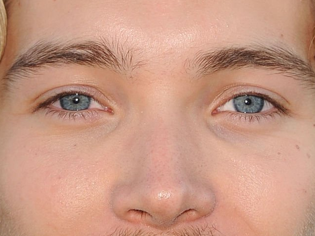 toby finn regbo acteur musicien homme britannique anglais vingtenaire vingtaine cheveuxblonds yeuxbleus cheveuxboucles 2010s