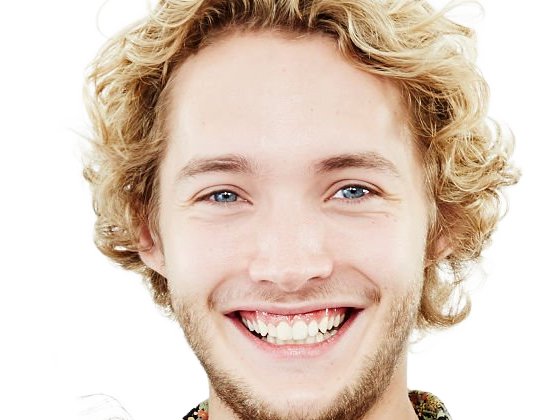 toby finn regbo acteur musicien homme britannique anglais vingtenaire vingtaine cheveuxblonds yeuxbleus cheveuxboucles 2010s