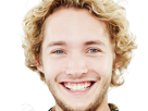 toby-finn-regbo-acteur-musicien-homme-britannique-anglais-vingtenaire-vingtaine-cheveuxblonds-yeuxbleus-cheveuxboucles-2010s