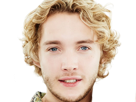 toby-finn-regbo-acteur-musicien-homme-britannique-anglais-vingtenaire-vingtaine-cheveuxblonds-yeuxbleus-cheveuxboucles-2010s