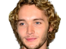 toby-finn-regbo-acteur-musicien-homme-britannique-anglais-vingtenaire-vingtaine-cheveuxblonds-yeuxbleus-cheveuxboucles-2010s