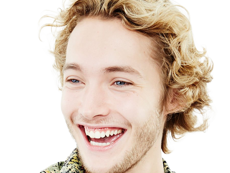 toby finn regbo acteur musicien homme britannique anglais vingtenaire vingtaine cheveuxblonds yeuxbleus cheveuxboucles 2010s