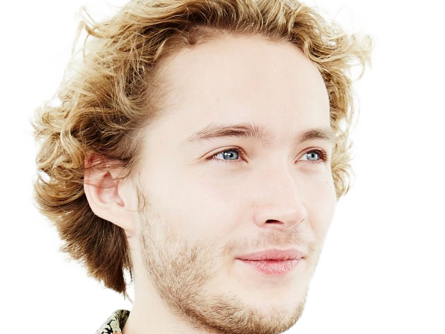 toby finn regbo acteur musicien homme britannique anglais vingtenaire vingtaine cheveuxblonds yeuxbleus cheveuxboucles 2010s