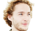 toby-finn-regbo-acteur-musicien-homme-britannique-anglais-vingtenaire-vingtaine-cheveuxblonds-yeuxbleus-cheveuxboucles-2010s