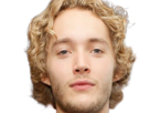 toby-finn-regbo-acteur-musicien-homme-britannique-anglais-vingtenaire-vingtaine-cheveuxblonds-yeuxbleus-cheveuxboucles-2010s