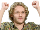 toby-finn-regbo-acteur-musicien-homme-britannique-anglais-vingtenaire-vingtaine-cheveuxblonds-yeuxbleus-cheveuxboucles-2010s