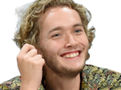 toby-finn-regbo-acteur-musicien-homme-britannique-anglais-vingtenaire-vingtaine-cheveuxblonds-yeuxbleus-cheveuxboucles-2010s