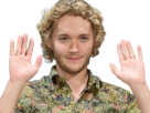 toby-finn-regbo-acteur-musicien-homme-britannique-anglais-vingtenaire-vingtaine-cheveuxblonds-yeuxbleus-cheveuxboucles-2010s