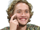 toby-finn-regbo-acteur-musicien-homme-britannique-anglais-vingtenaire-vingtaine-cheveuxblonds-yeuxbleus-cheveuxboucles-2010s