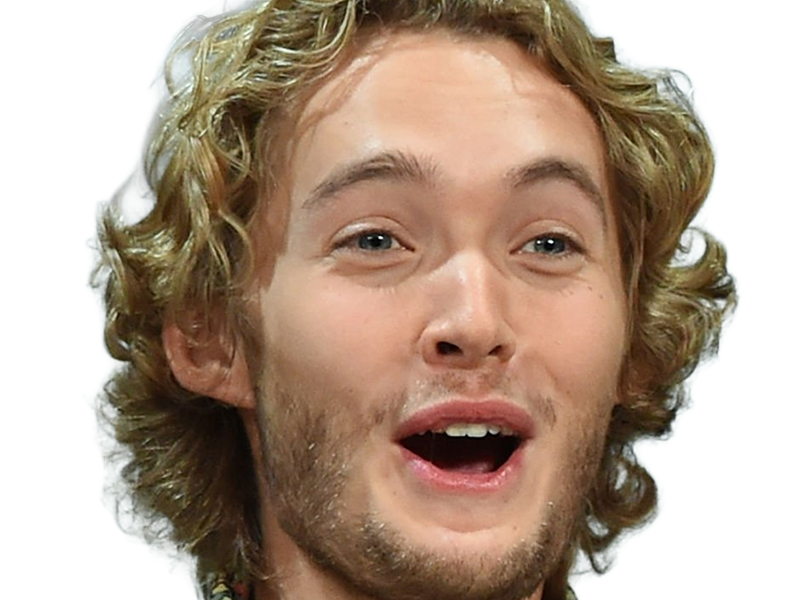toby finn regbo acteur musicien homme britannique anglais vingtenaire vingtaine cheveuxblonds yeuxbleus cheveuxboucles 2010s