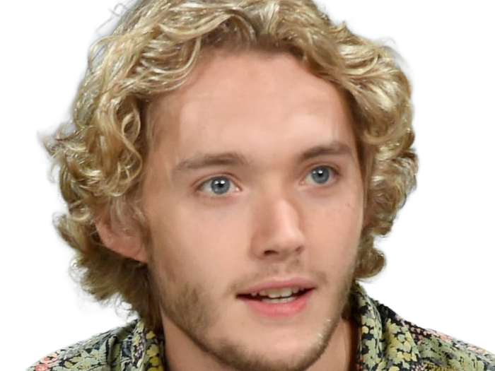 toby finn regbo acteur musicien homme britannique anglais vingtenaire vingtaine cheveuxblonds yeuxbleus cheveuxboucles 2010s
