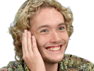 toby-finn-regbo-acteur-musicien-homme-britannique-anglais-vingtenaire-vingtaine-cheveuxblonds-yeuxbleus-cheveuxboucles-2010s