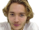 toby-finn-regbo-acteur-musicien-homme-britannique-anglais-vingtenaire-vingtaine-cheveuxblonds-yeuxbleus-cheveuxboucles-2010s