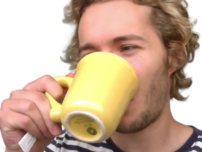 toby finn regbo acteur musicien homme britannique anglais vingtenaire vingtaine cheveuxblonds yeuxbleus cheveuxboucles 2010s