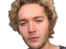 toby-finn-regbo-acteur-musicien-homme-britannique-anglais-vingtenaire-vingtaine-cheveuxblonds-yeuxbleus-cheveuxboucles-2010s