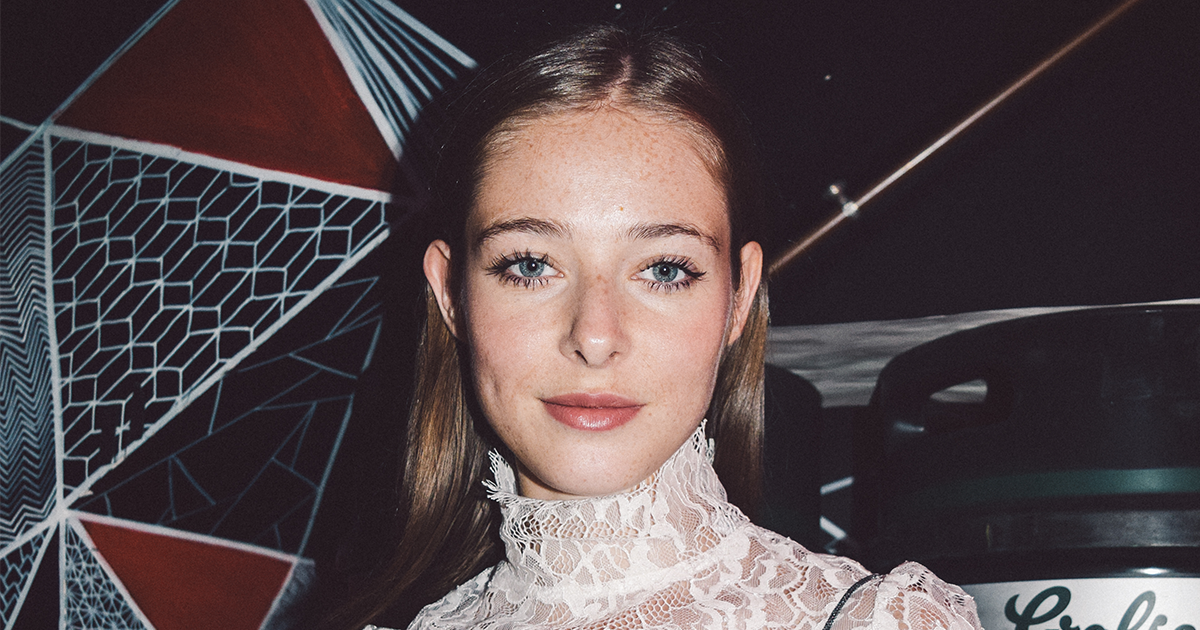 fille chanteuse eugenie femme cute jolie petite rousse robe jupe dentelle blanche