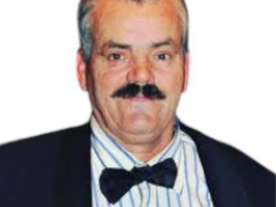 confiant sourire bg risitas elite noeud papillon costar costume bien habille