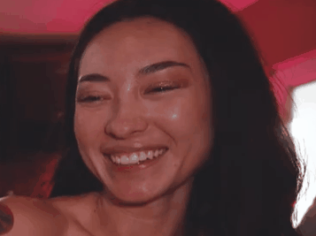 daisy coreenne belle charme emerveillement contente timide gif rire mignonne