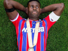 marc-guehi-crystal-palace-joueur-de-foot-football-medaille-champion-allonge-herbe-pelouse