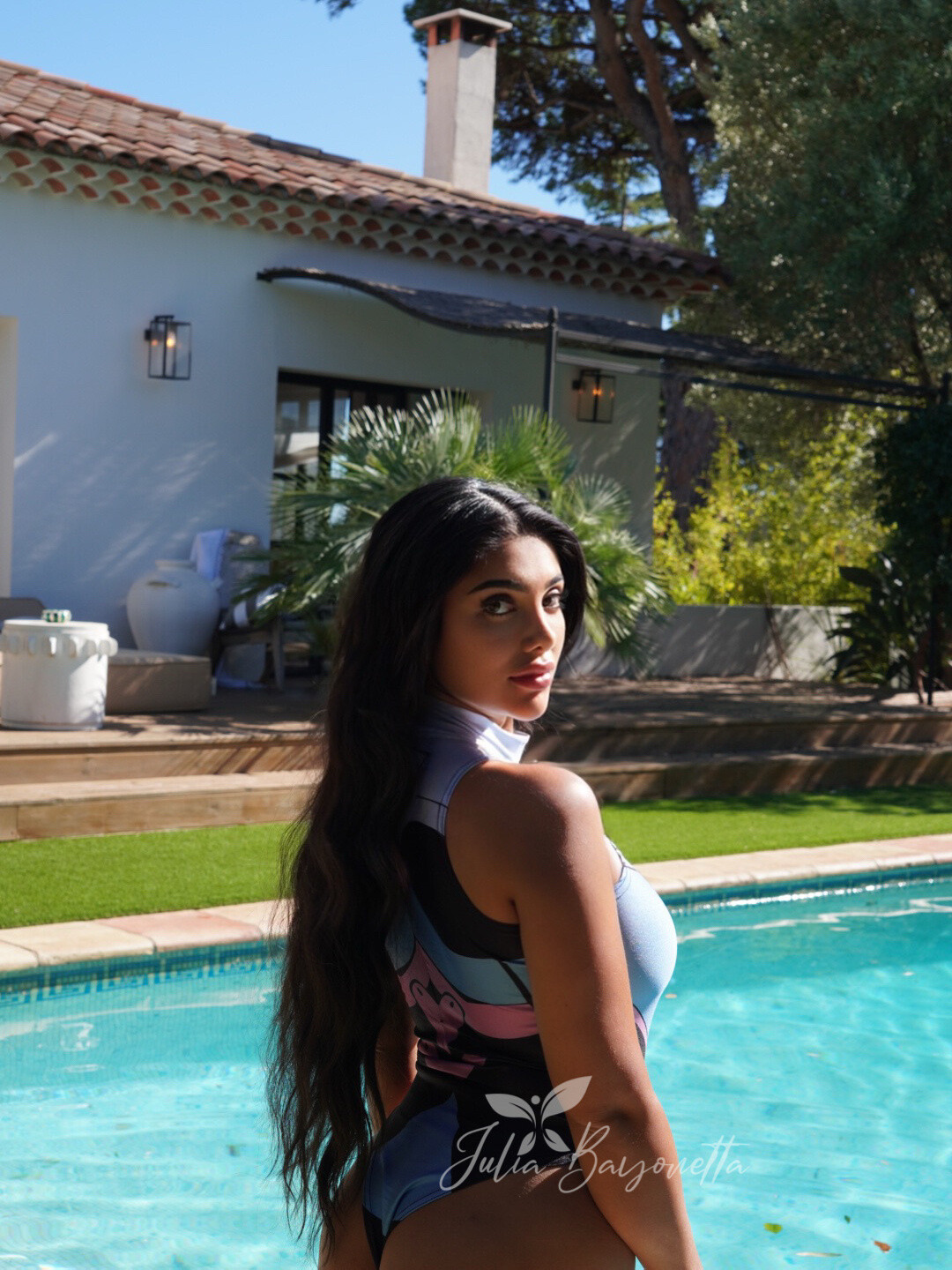 julia bayonetta gameuse femme meuf fille bave bzez boule