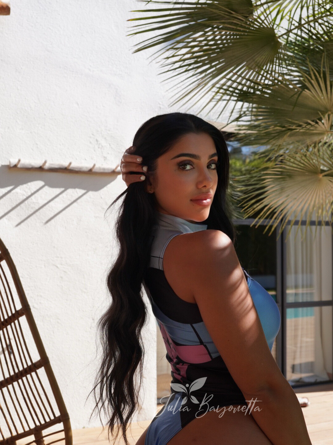 julia bayonetta gameuse femme meuf fille bave bzez boule