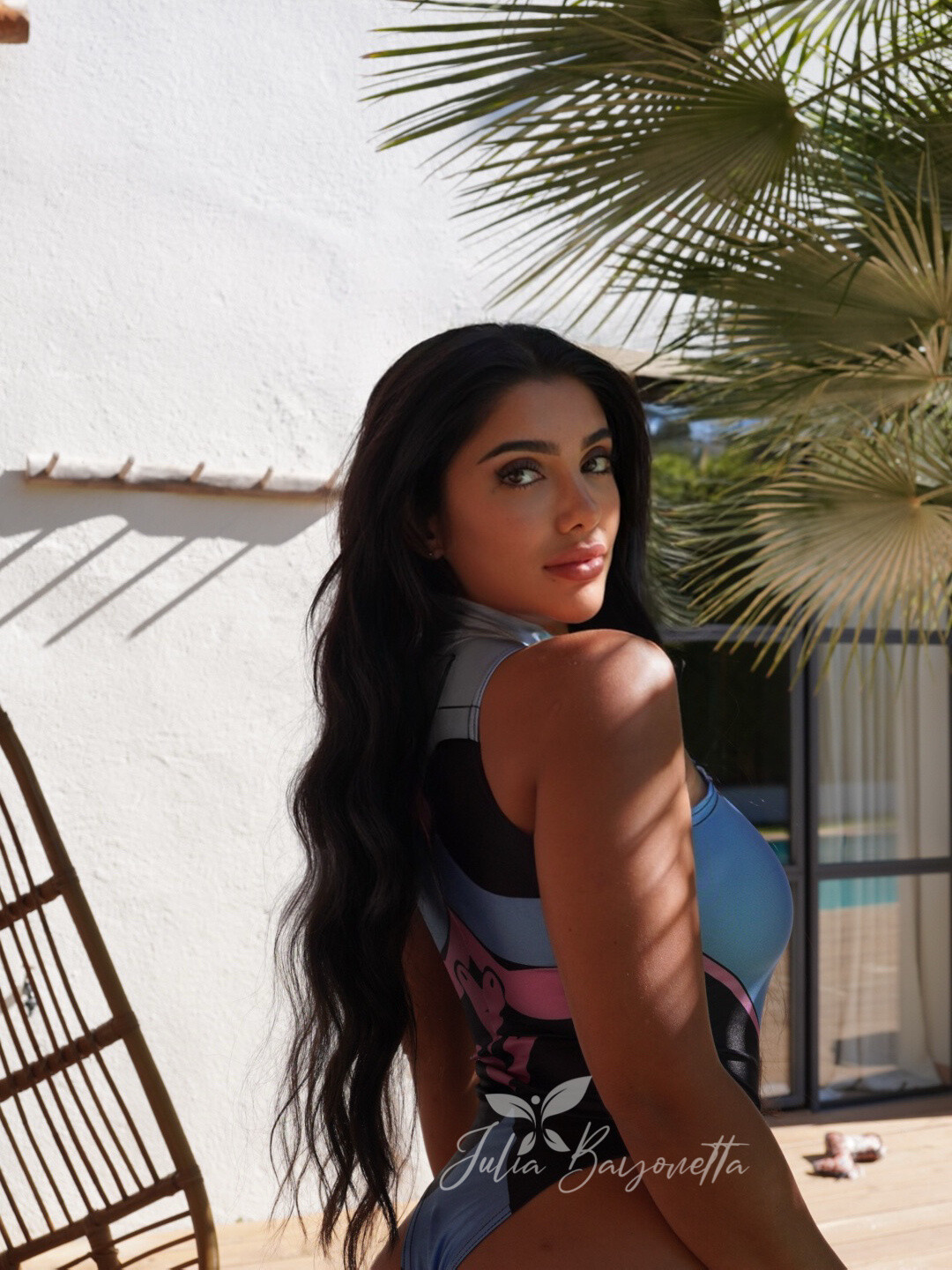 julia bayonetta gameuse femme meuf fille bave bzez boule